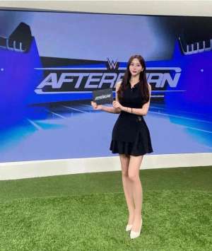 女主播丝袜美腿(顶级体育女主播黑丝短裙大长腿这谁不迷糊啊)