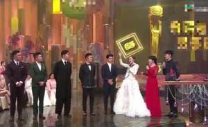 美女主播摸胸(tvb女主持连摸5位男星胸口，手伸进衣服测心跳，网友：辣眼睛)