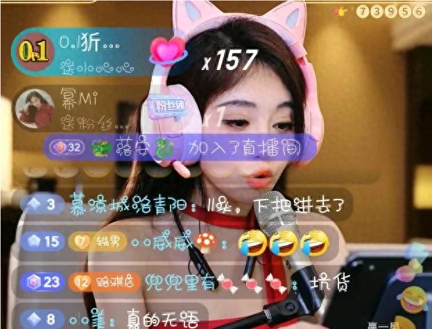 冯提莫夏日“清凉”穿着,户外直播王者,粉丝:我看游戏还是看你