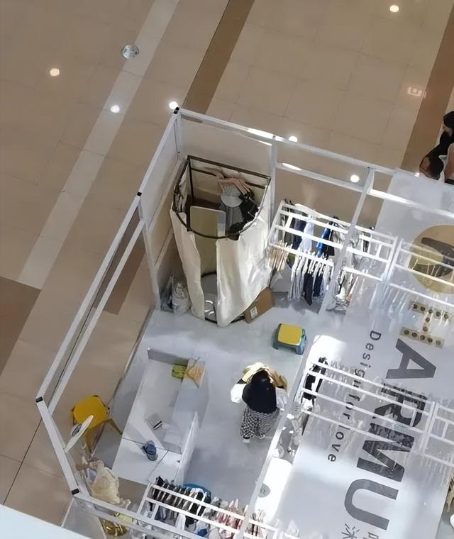 女主播带货把胸带没了?!画面太美...
