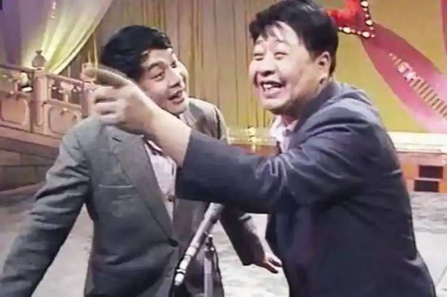 违反规定唱禁曲,开口大骂观众,现场一片混乱,这届春晚成巅峰