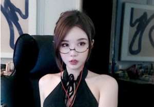 go 女主播(CSGO美女主播大菠萝有多会整活？网友：超管都顶不住)