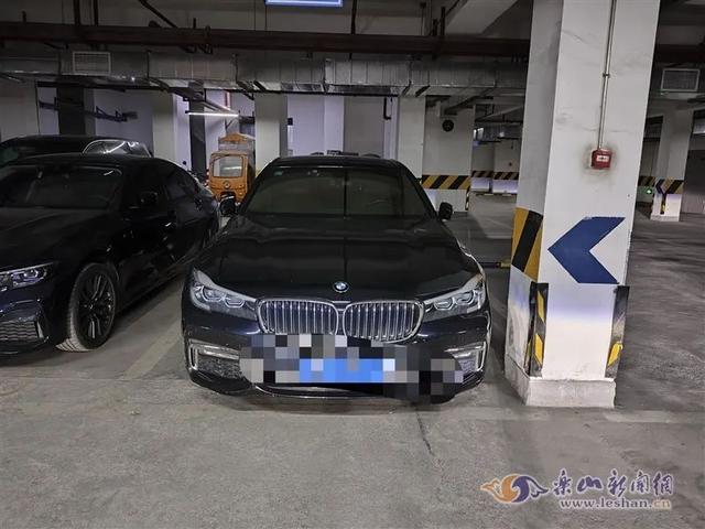 四川一女主播深夜马路边直播,拒绝宝马司机搭讪后被撞!官方公布调查结果