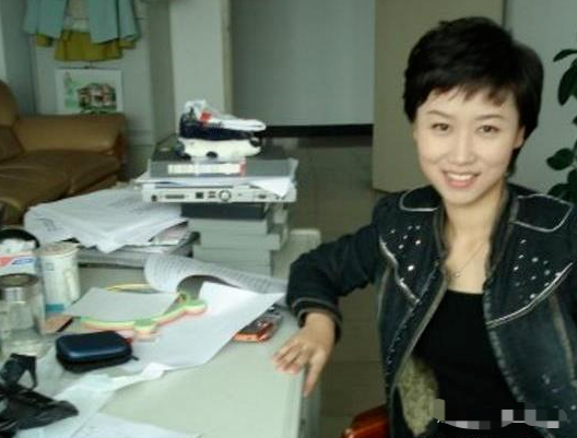 主持人魏笑:新婚第二天车祸离世,丈夫抱着遗体不愿放手
