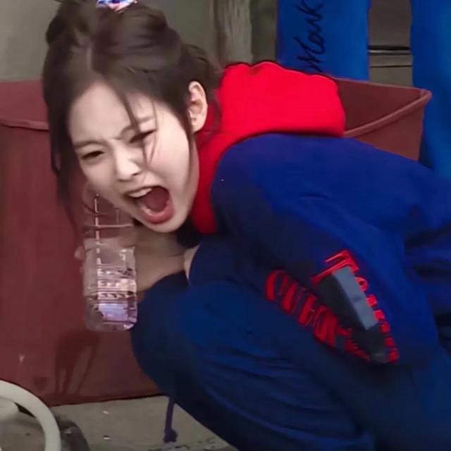 BLACK PINK成员Jennie奶里奶气可爱头像