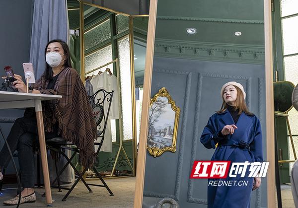 “疫”眼洞见②丨让爱与美好传递 服装定制店的暖心“突围”