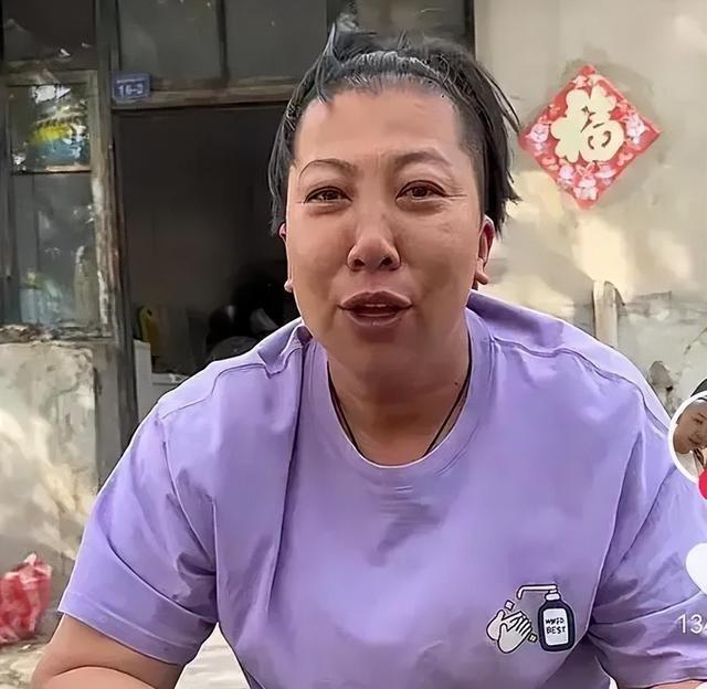 东北雨姐改名后继续直播，引发网友热议，12345投诉热线被打爆