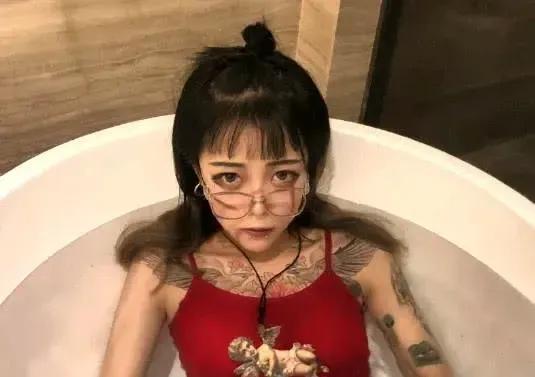 百万粉丝网红顾茜茜公开惊人收入,日赚数十万引发热议
