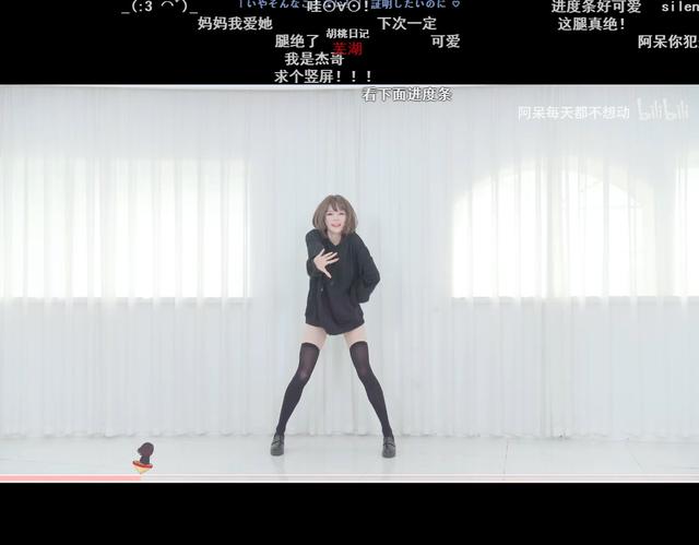 当年那个席卷二次元圈子的表情包少女这次又回来整活了