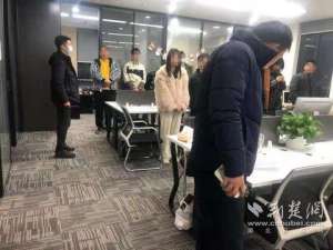 女主播和张扬(“美女主播”诱骗陌生男性为“爱”打赏 这个诈骗团伙套路满满)