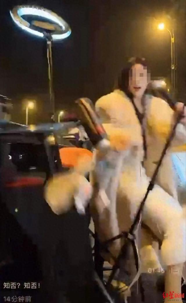 四川一女主播深夜马路边直播,拒绝宝马司机搭讪后被撞!官方公布调查结果