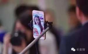 成都女主播4p视频(“史上最严”网络直播法规出台除了给越位拉上窗帘，还有什么？)