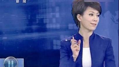 她是央视最美女主持,因直播“竖中指”被骂,如今46岁仍无儿无女