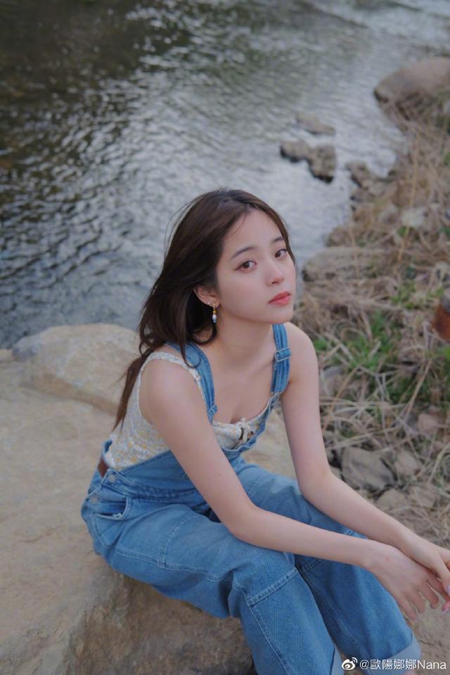 欧阳娜娜晒十二宫格美图 小碎花吊带夏日感十足