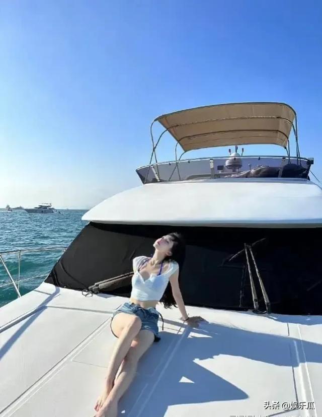千万网红冯提莫海上游艇美照 身材火辣 丰满匀称 让人直流口水