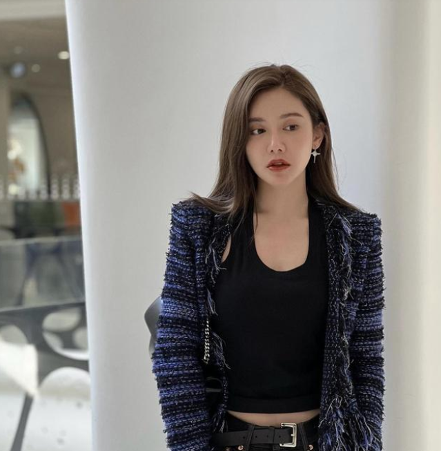 NBA美娜晒挂肩泳衣泡澡照，“出水芙蓉”美到令人窒息