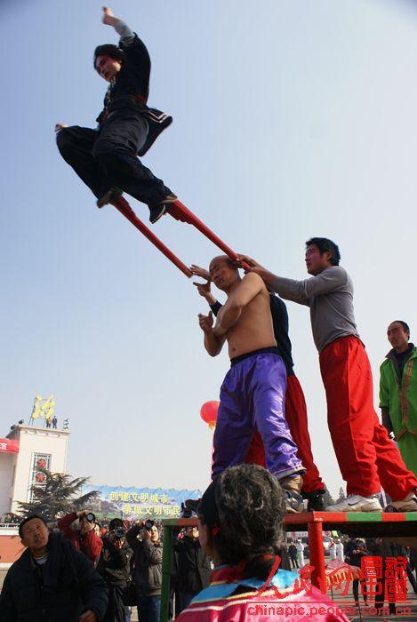 瞧,老济南过年的压轴大戏:锣鼓威风八面,大踩高跷