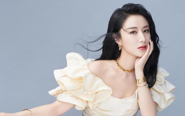 薇娅“消失”2年后再现!年会热舞惊艳全场,又盯上了更赚钱赛道