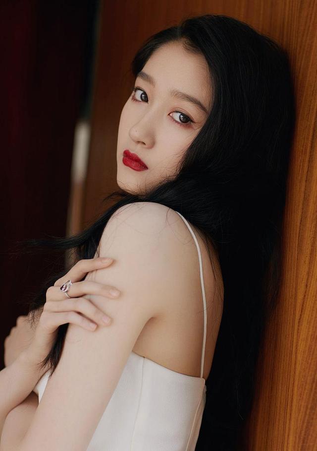 关晓彤豹纹皮裙热舞,野性之美惊艳全场内娱第一“腿精”当之无愧