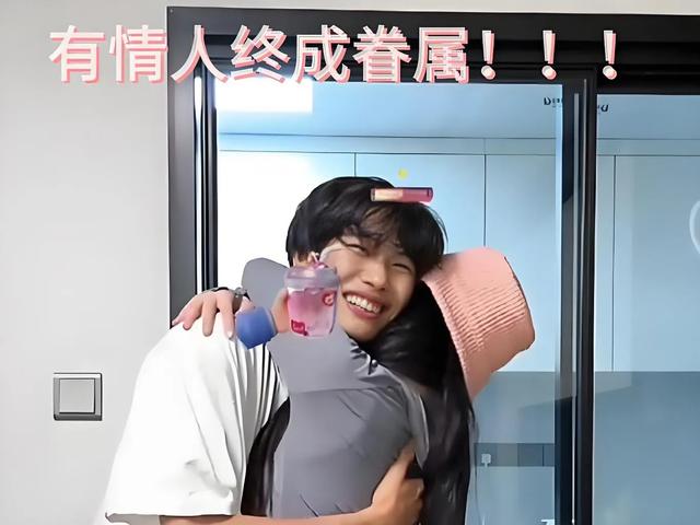 千万粉网红花小龙宣布恋情！和王老师甜蜜相拥，5.2 亿点赞见证