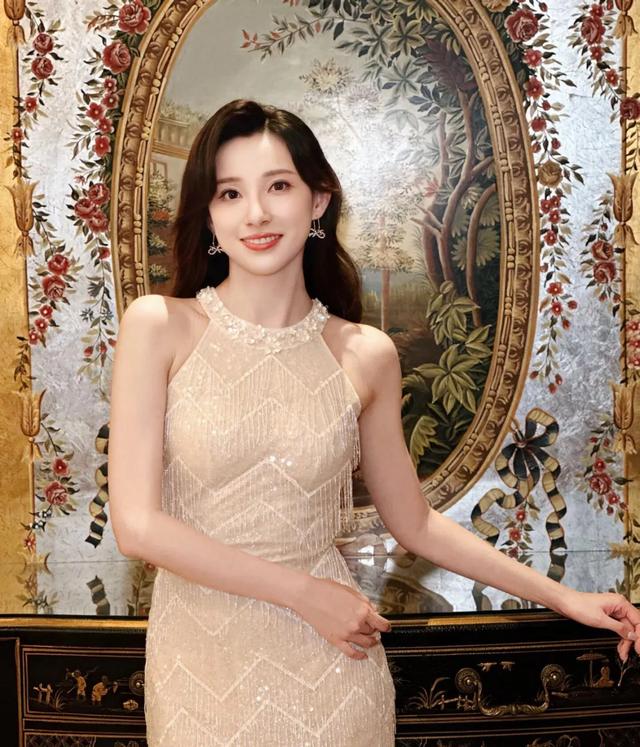 从泳装意外到央视一姐! 马凡舒逆袭十年 美貌与实力并存的春晚女神