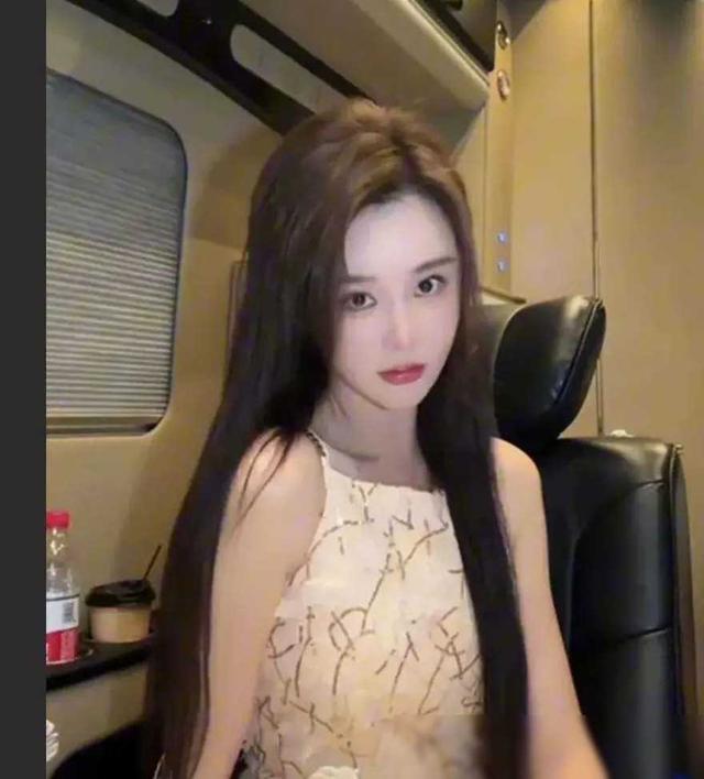 “追龙2”晶女郎邱意浓,直播疯狂打擦边球,扭腰闪现露胸