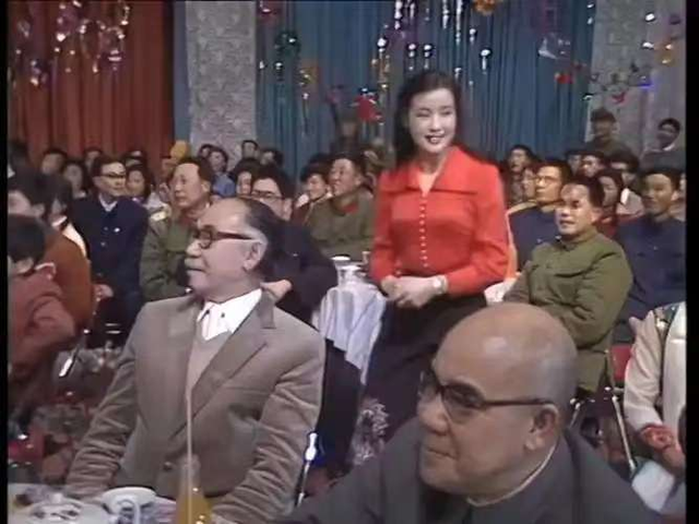 违反规定唱禁曲,开口大骂观众,现场一片混乱,这届春晚成巅峰