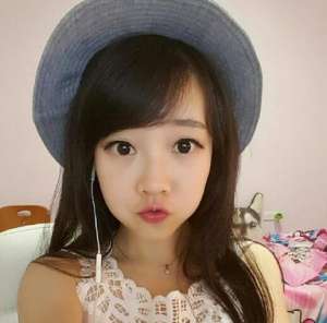 斗鱼美女主播唱歌好听(盘点人美声甜的女主播：冯提莫唱神曲《小鸡哔哔》)