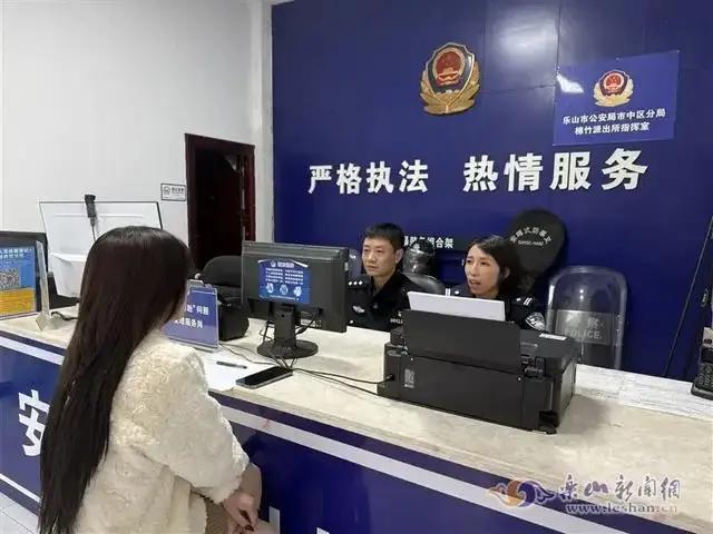 四川一女主播深夜马路边直播,拒绝宝马司机搭讪后被撞!官方公布调查结果