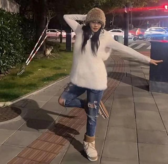 伊能静56岁逆龄热舞,破洞牛仔裤成焦点,网友直呼:太年轻了!