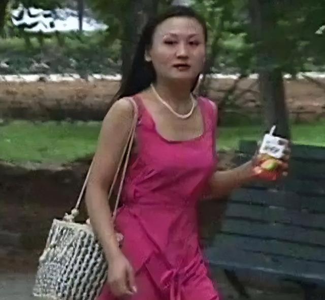 曾是知名主持人,为嫁美国富豪毅然辞职央视,婚后受虐却死不离婚