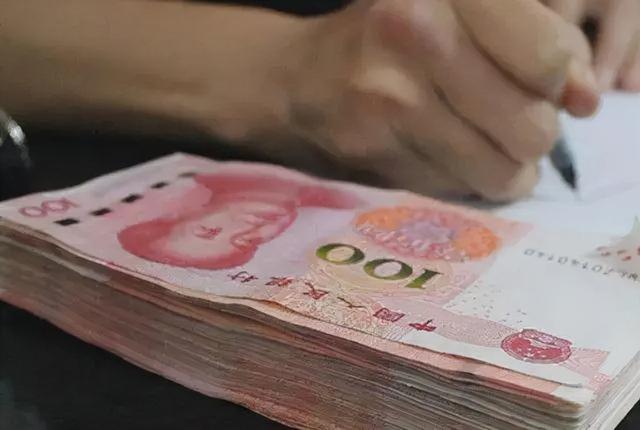 2017年,安徽一女会计贪污1158万,给男主播刷百万“钻石”