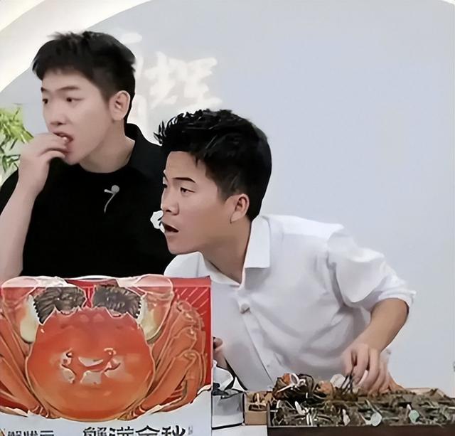 董宇辉晒宠物拜年上热搜,团队举动看出凝聚力,网友评论引热议