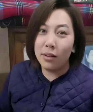 东北女主播(东北雨姐早期照片被公布，长发飘飘身材苗条，如今越长越像坏人)