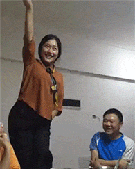 最美“舞蹈老师”火了,抬腿露出黑色打底裤后,这谁顶得住啊!