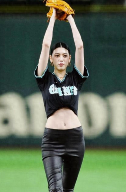 “性感女神”三吉彩花亮相棒球场!紧身皮裤小蛮腰,又美又飒