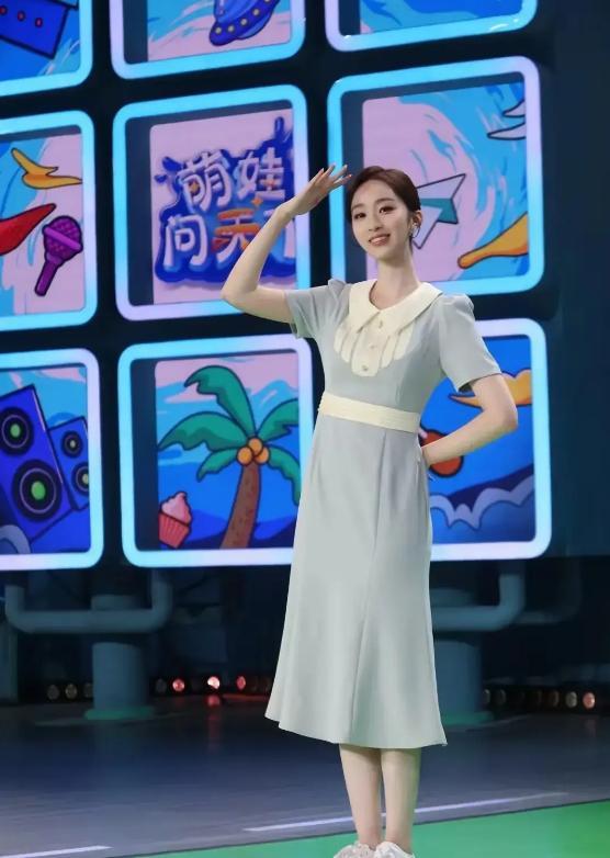 央视新晋美女主持人,娇小玲珑,清纯可爱,美若天仙