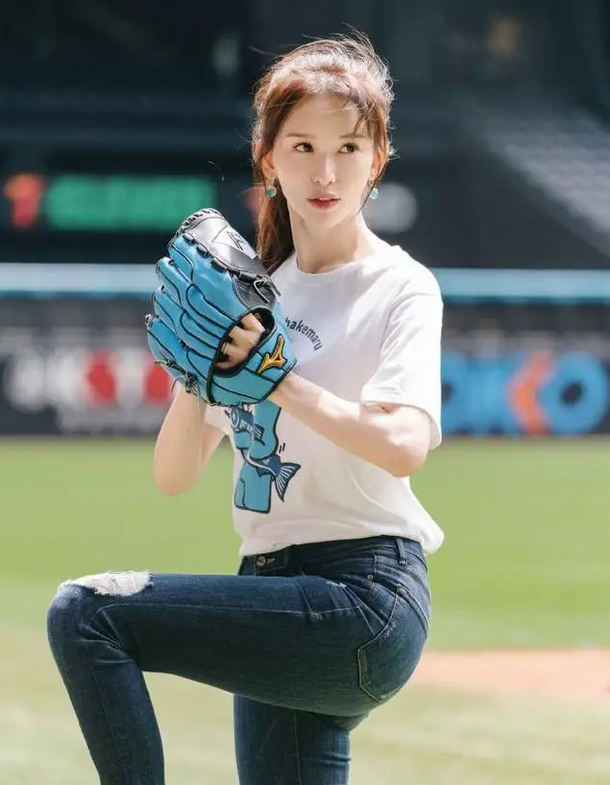 “性感女神”三吉彩花亮相棒球场!紧身皮裤小蛮腰,又美又飒