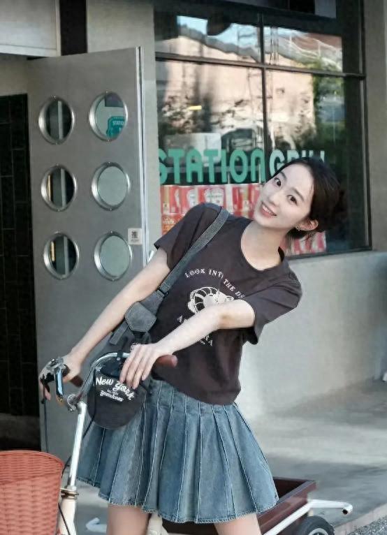 央视新晋美女主持人,娇小玲珑,清纯可爱,美若天仙