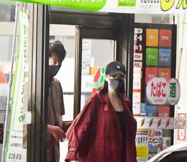 “性感女神”三吉彩花亮相棒球场!紧身皮裤小蛮腰,又美又飒