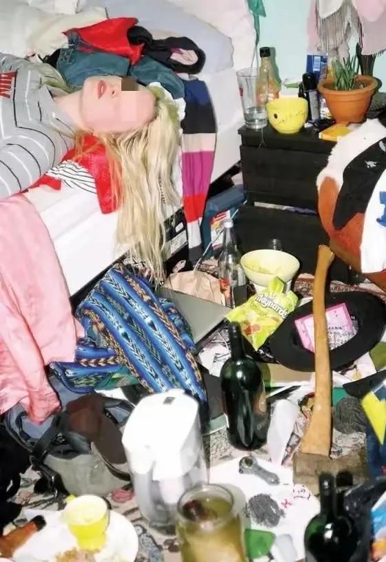 这就是你们的女神?女主播房间脏得像“猪圈”,上厕所直接用尿壶