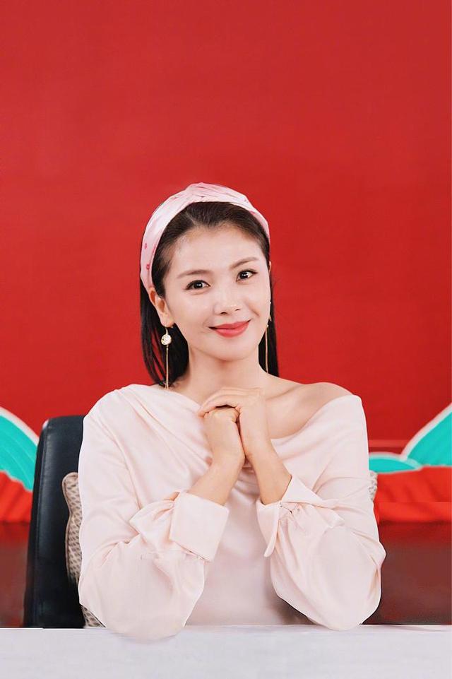 刘涛再登封面受赞,棒球帽年轻飒爽很利落,曾经的她是时尚黑洞?