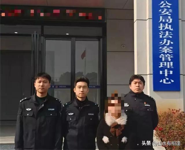 这个吸粉绝对快!女子直播间发淫秽色情视频,造成多人围观被拘留