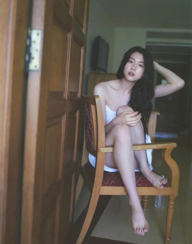 “性感女神”三吉彩花亮相棒球场!紧身皮裤小蛮腰,又美又飒