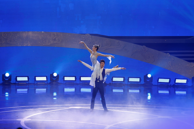 2020青岛春晚袁慧婷、向东等演唱歌曲《有点甜》,画面太甜蜜了