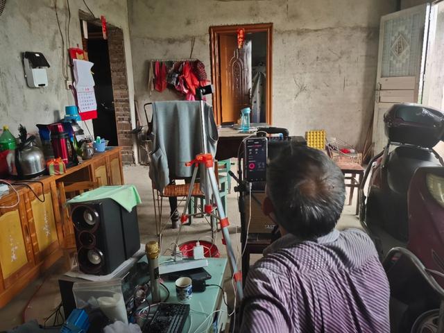 尘肺病晚期男子直播唱歌半年,账户里只多了3.85元:想“最后再燃烧一把”