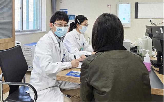 年轻女主播崩溃!全身脱皮、奇痒不止!只因24小时都在…紧急提醒