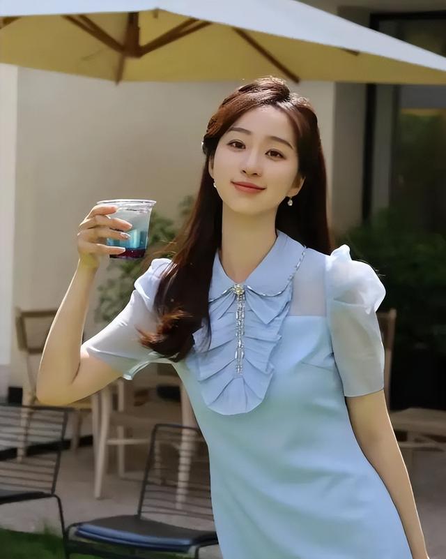 央视新晋美女主持人,娇小玲珑,清纯可爱,美若天仙
