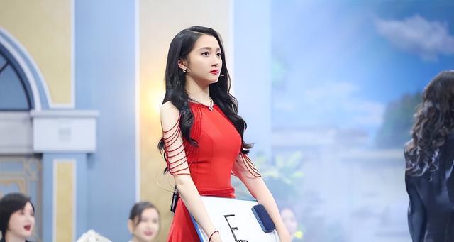 关晓彤豹纹皮裙热舞，野性之美惊艳全场内娱第一“腿精”当之无愧