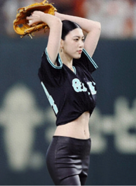“性感女神”三吉彩花亮相棒球场!紧身皮裤小蛮腰,又美又飒